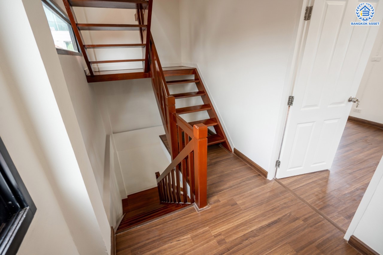 บ้านมือสองตกแต่งใหม่ 3 ชั้น โซนเศรษฐกิจ ซอยนวนิช ปากเกร็ด เนื้อที่ 23 ตร.ว. ฟังก์ชัน 3 ห้องนอน 3 ห้องน้ำ จอดรถได้ 1 คัน บนทำเลเมือง ใกล้เซ็นทรัลแจ้งวัฒนะ จุดขึ้นทางด่วนแจ้งวัฒนะ และรถไฟฟ้าสายสีชมพู "สถานีเลี่ยงเมืองปากเกร็ด"...